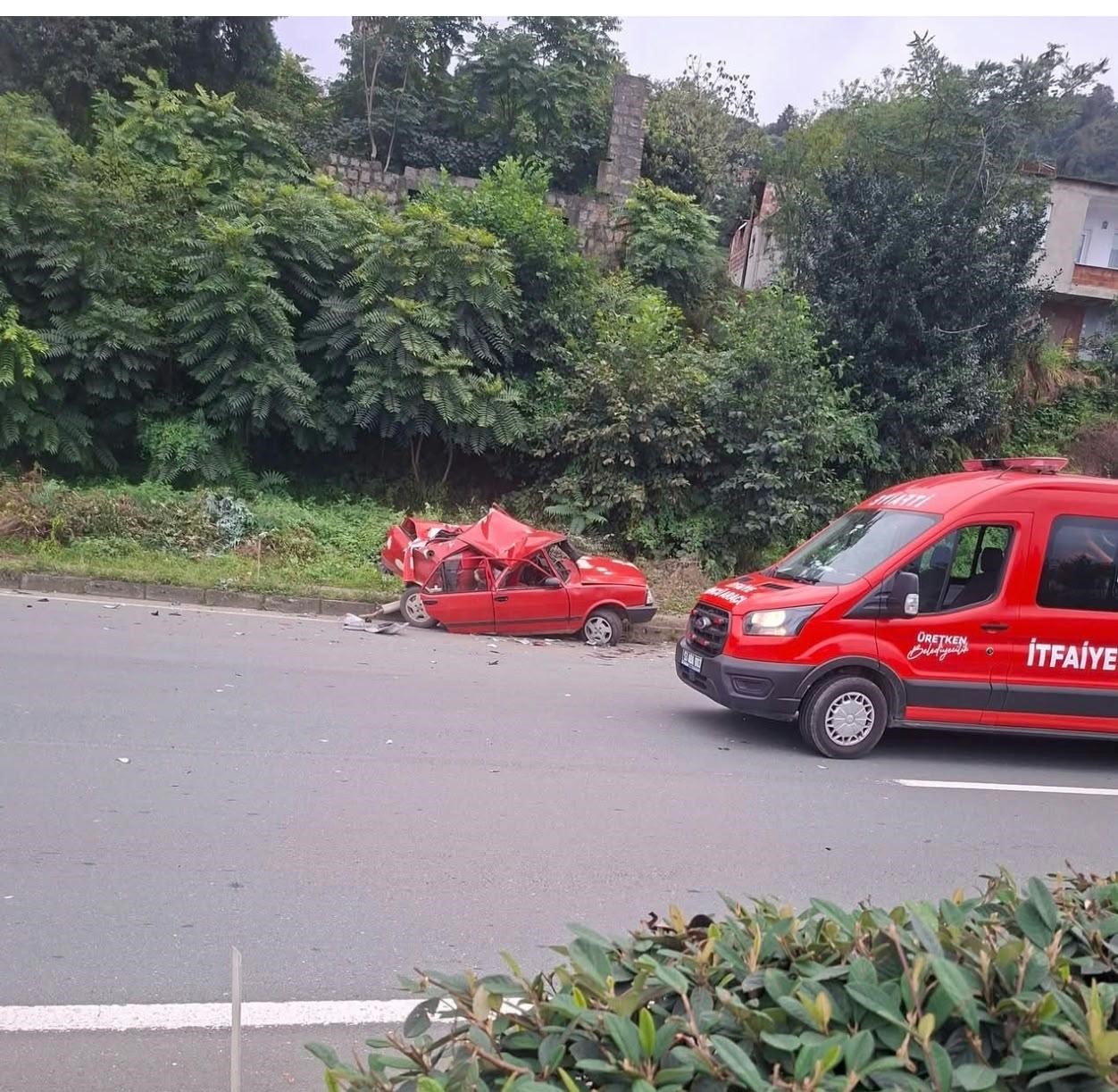 rize-de-tir-arizalanan-otomobile-carpti-1-i-agir-2-yarali