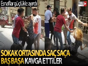 Kavga eden genç kızları esnaflar zor ayırdı, o anlar kameraya yansıdı