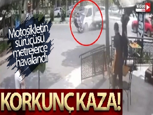 Kamyonete çarpan motosikletin sürücüsü metrelerce havalandı