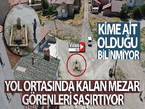 Yol ortasında kalan mezar görenleri şaşırtıyor