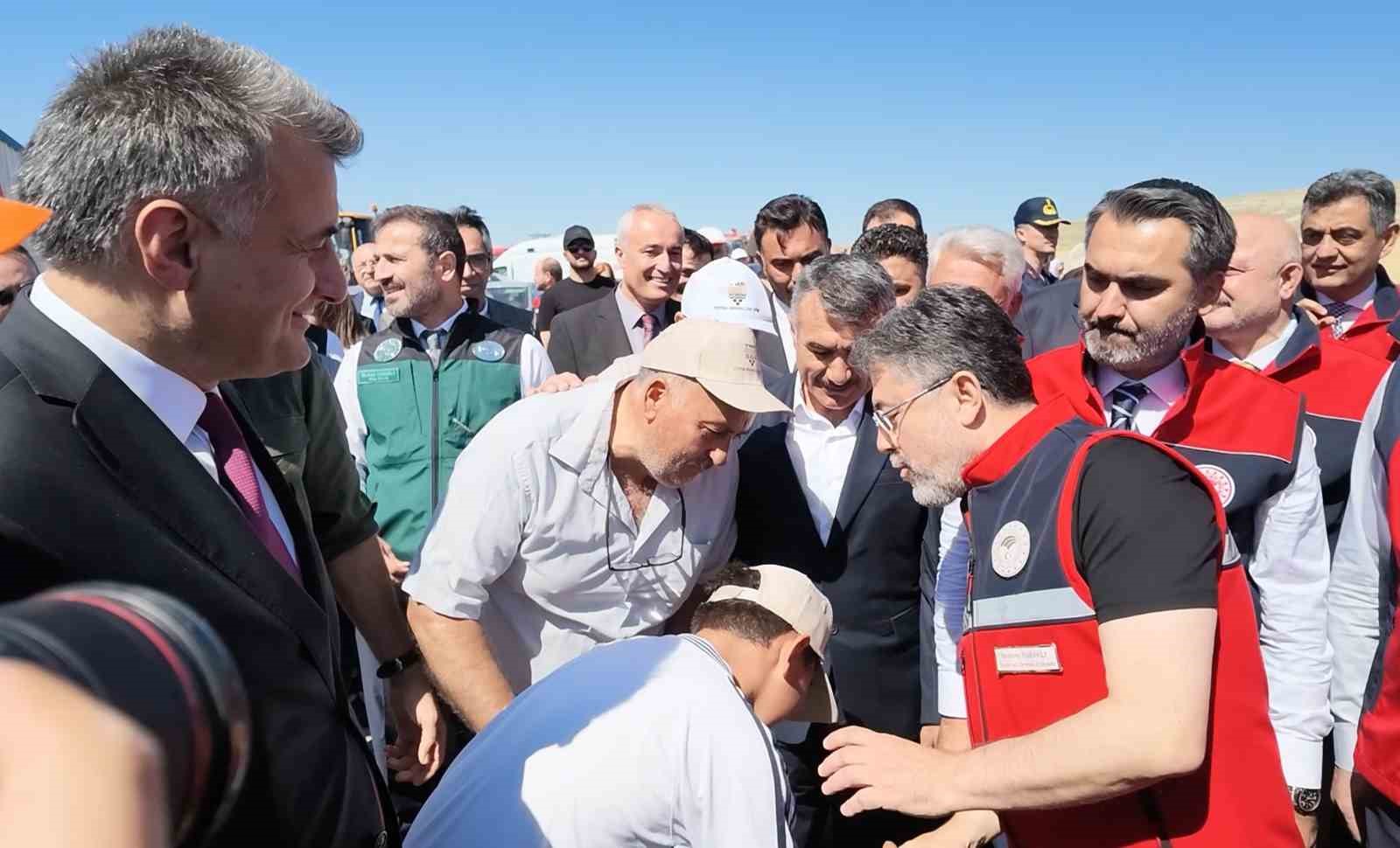bakan-yumakli-dan-elini-opmek-isteyen-cocuga-esprili-cevap