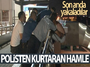 Antalya'da üst geçitteki intihar girişimi polisin hamlesiyle önlendi