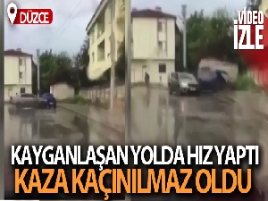 Düğün konvoyundaki otomobil park halindeki araca çarptı
