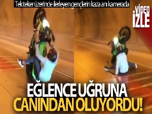 Tek teker üzerinde ilerleyen gençlerin kaza anı cep telefonu ile görüntülendi