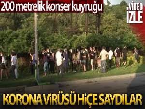Konser kuyruğuna giren vatandaşlar korona virüs önlemlerini hiçe saydı