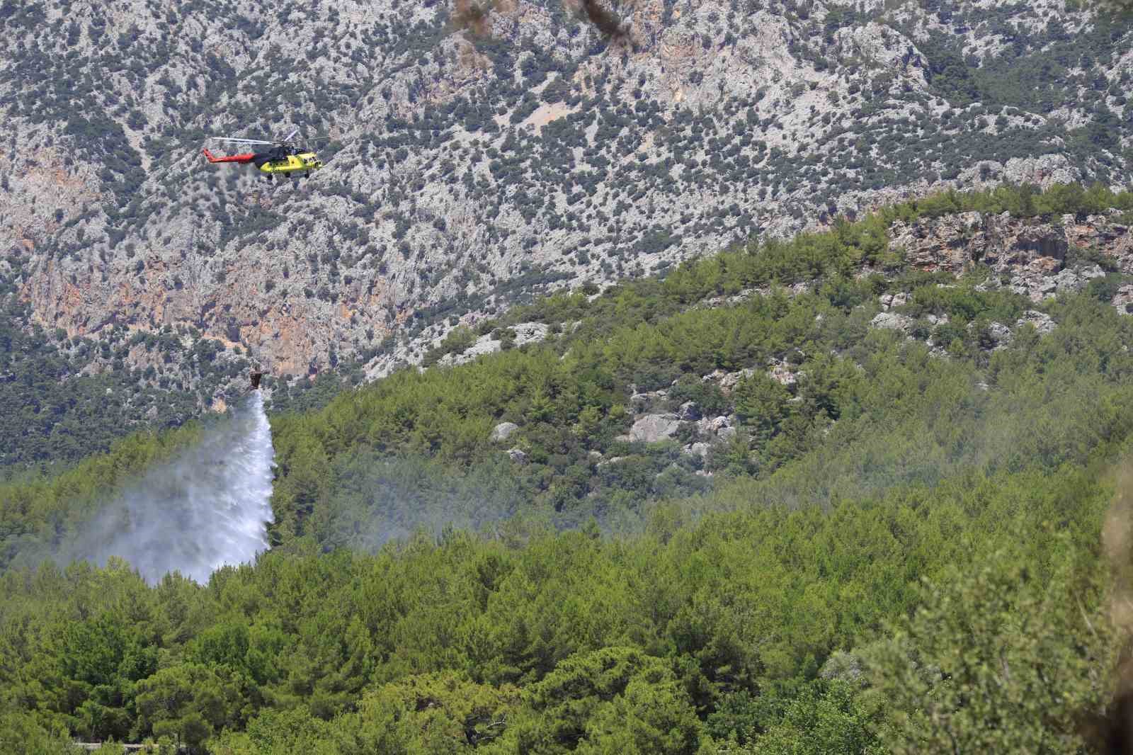 antalya-da-ormanlik-alanda-cikan-yangin-buyumeden-kontrol-altina-alindi
