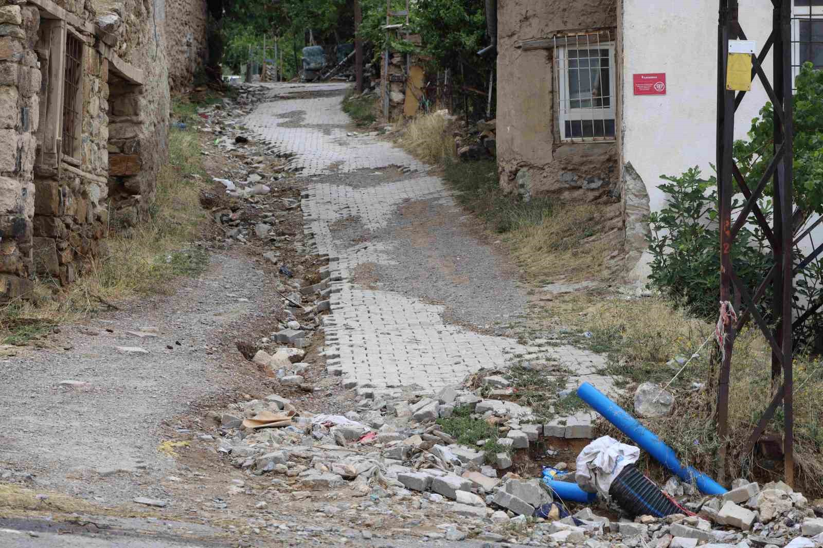 baskan-ozturk-derebag-mahallesi-nde-incelemelerde-bulundu