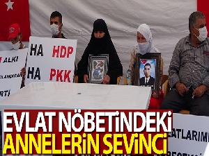 Evlat nöbetindeki anne, teslim olan 3 kişi için Türk bayrağıyla halay çekti