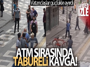 ATM sırasında tartışan iki kişi tabureli kavgaya tutuştu