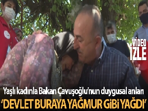 Bakan Çavuşoğlu'na sarılıp ağlayan yaşlı kadın: 'Devlet buraya yağmur gibi yağdı'