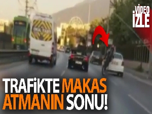 Trafikte makas atan motosiklet sürücüsü otomobile böyle çarptı