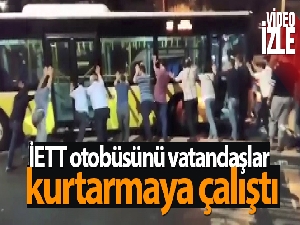 Üsküdar'da refüjde asılı kalan İETT otobüsünü vatandaşlar kurtarmaya çalıştı