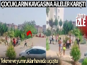 Çocukların kavgasına aileler de karışınca tekme ve yumruklar havada uçuştu