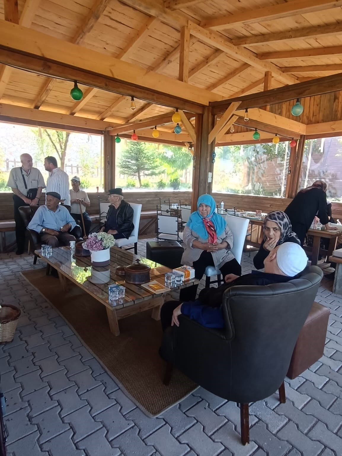 huzurevi-sakinleri-lavanta-bahcesinde-dogayla-bulustu