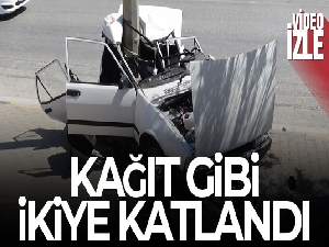 Direğe çarpan araç kağıt gibi ikiye katlandı