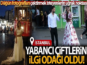 Taksim Meydanı yabancı çiftlerin ilgi odağı oldu