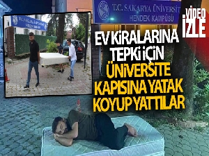 Ev kiralarına tepki için üniversite kapısına yatak koyup yattılar