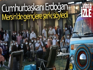 Cumhurbaşkanı Erdoğan, Mersin'de gençlere şarkı söyledi