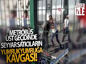 Avcılar'da metrobüs üst geçidinde seyyar satıcıların yumruk yumruğa kavgası kamerada
