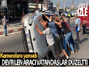 Park halindeki araca çarpan otomobil devrildi, vatandaşlar düzeltti