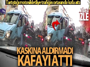 Kasklı motosikletliye kafa attı