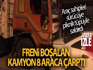 Güngören'de freni boşalan kamyon 8 araca çarptı...Araç sahipleri sürücüye piknik tüpüyle saldırdı