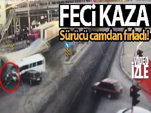 Tırın kavşakta minibüs ve otomobile çarptığı anlar güvenlik kamerasında
