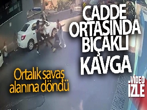 Beyoğlu'nda cadde ortasında bıçaklı kavga kamerada