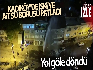 Kadıköy'de İSKİ'ye ait su borusu patladı, yol göle döndü
