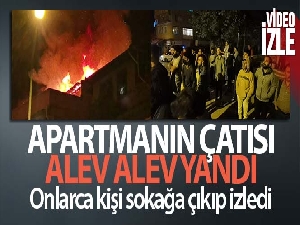 Apartmanın çatısı alev alev yandı.. Onlarca kişi sokağa çıkıp izledi