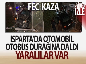 Isparta'da otomobil, otobüs durağına daldı: 5 yaralı