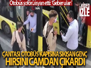Otobüs kapısına çantası sıkışan genç sinirlenip camı böyle kırdı