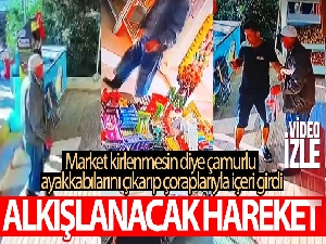 Market kirlenmesin diye çamurlu ayakkabılarını çıkarıp çoraplarıyla içeri girdi