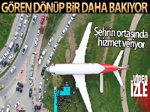 Şehrin göbeğindeki dev uçağı gören dönüp bir daha bakıyor