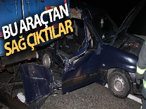 Tır ile bariyer arasına sıkışarak hurdaya dönen hafif ticari otomobilden sağ çıktılar