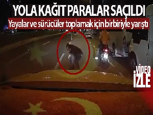 Yola kağıt paralar saçıldı, yayalar ve sürücüler toplamak için birbiriyle yarıştı