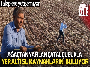 Ağaçtan yapılan çatal çubukla yer altı su kaynaklarını buluyor