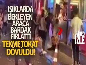 Işıklarda bekleyen araçtaki kişilere bardak fırlattı, tekme tokat dövüldü