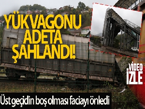 Yük vagonu adeta şahlandı, üst geçide saplandı
