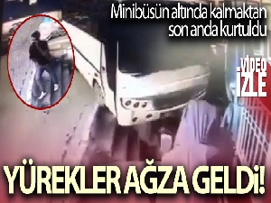 Minibüsün altında kalmaktan son anda kurtuldu