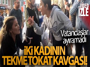 İki kadın onlarca kişinin bakışları arasında tekme tokat kavga etti