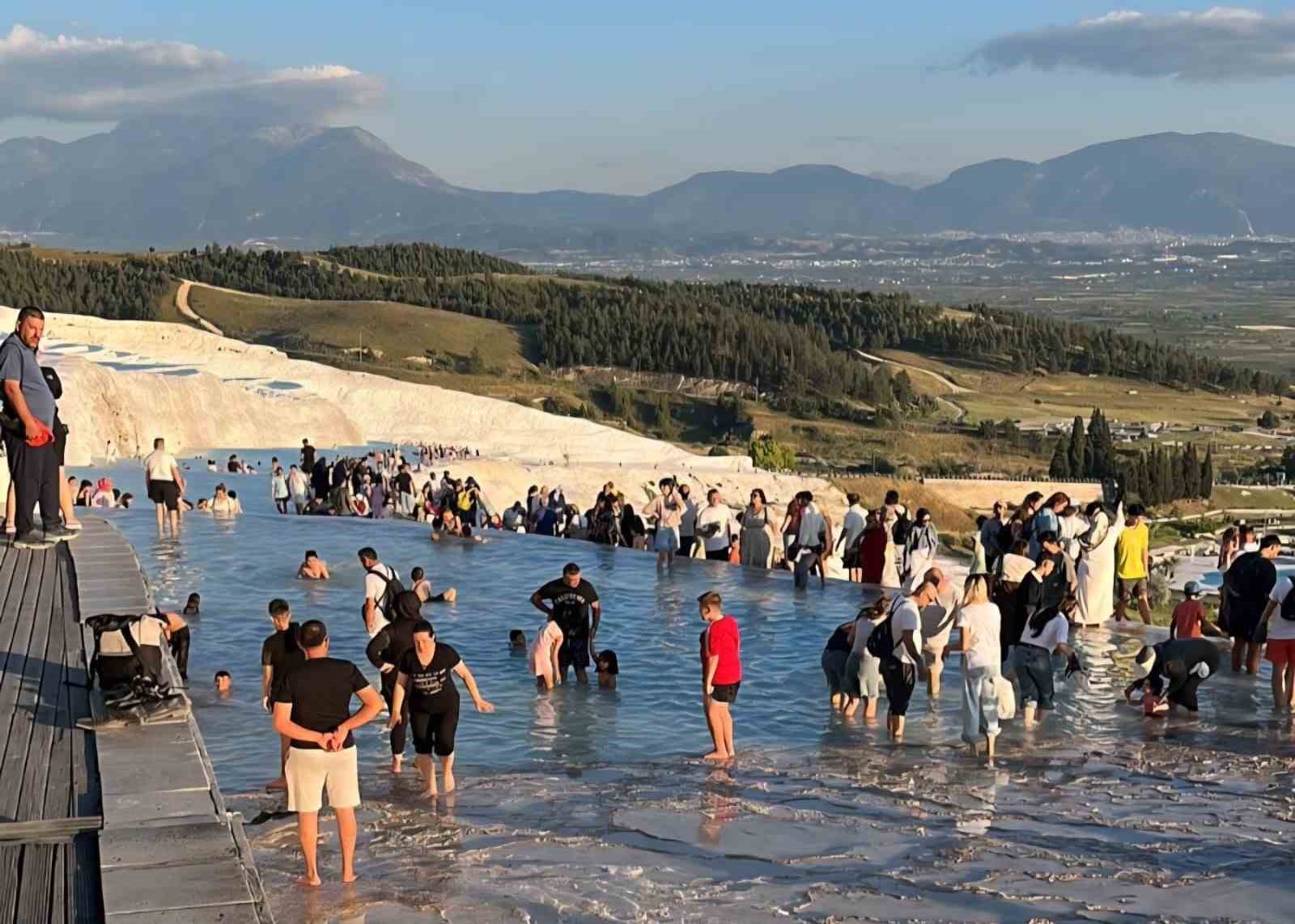 pamukkale-bayramda-113-bin-ziyaretciyi-agirladi