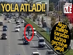 Vızır vızır geçen araçların arasında canını hiçe saydı