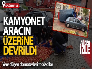 Kamyonet aracın üzerine devrildi: Sürücü ve arkadaşı domatesleri ayıkladı