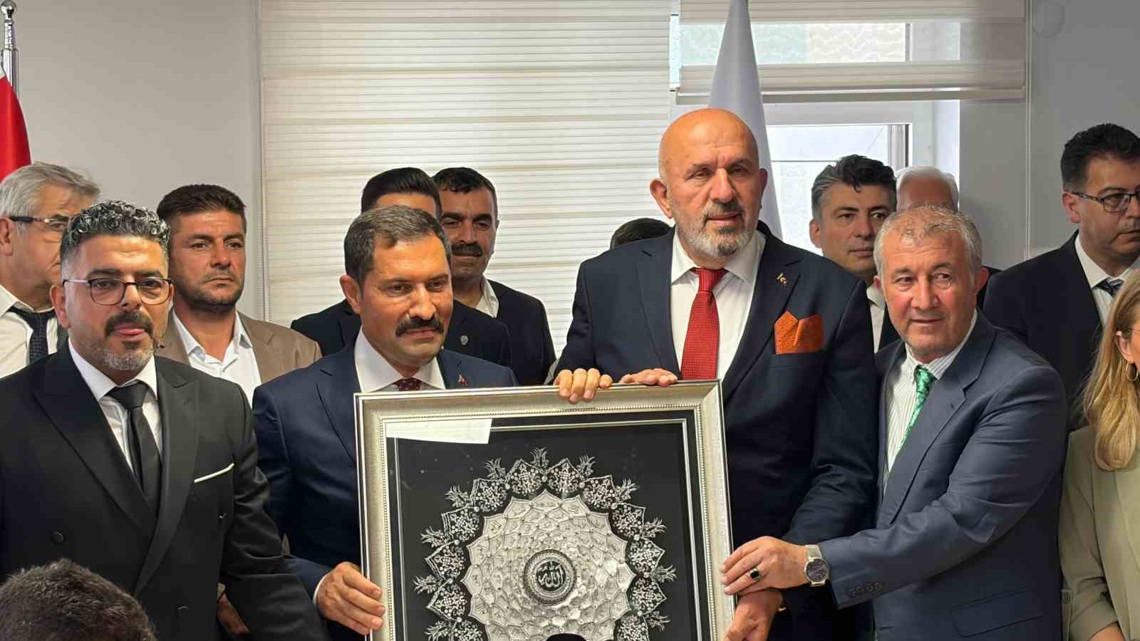 hatay-valisi-mustafa-masatli-ya-yilin-valisi-odulu-verildi