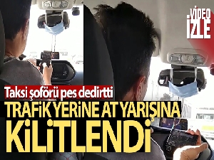 Seyir halinde at yarışı izleyen taksici pes dedirtti