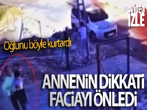 Annenin dikkati... Dumanı gördü, yanan araçtan oğlunu kurtardı