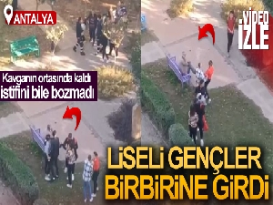 Antalya'da okul çıkışı kavga eden liseli kızları vatandaşlar güçlükle sakinleştirdi
