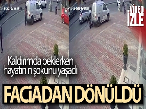 Kaldırımda bekleyen kadın geri gelen aracın altında kalmaktan son anda kurtuldu
