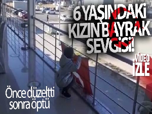 6 yaşındaki kızın bayrak sevgisi: Ters dönen Türk bayrağını önce düzeltti sonra öpüp alnına koydu